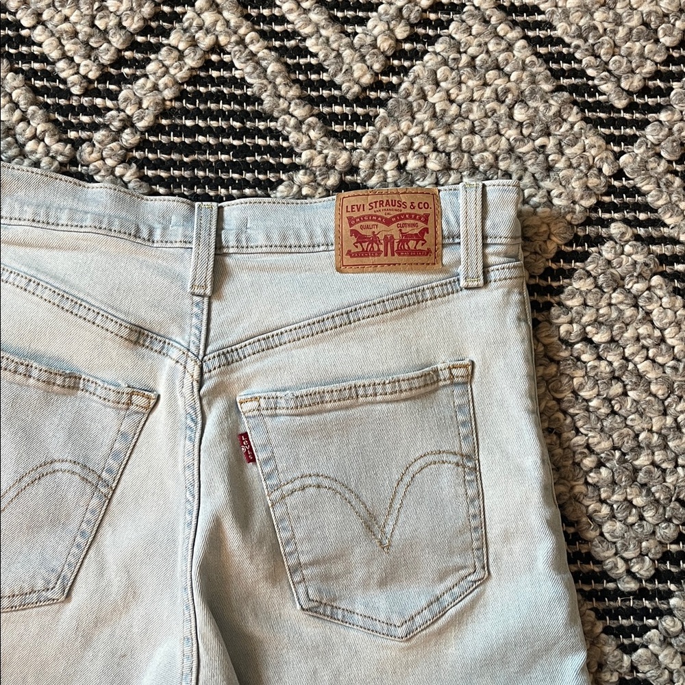 Light Wash Levi’s Ribcage Straight Ankle Jeans